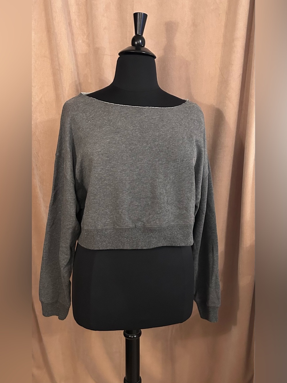 MONO B CROPPED SWEATSHIRT